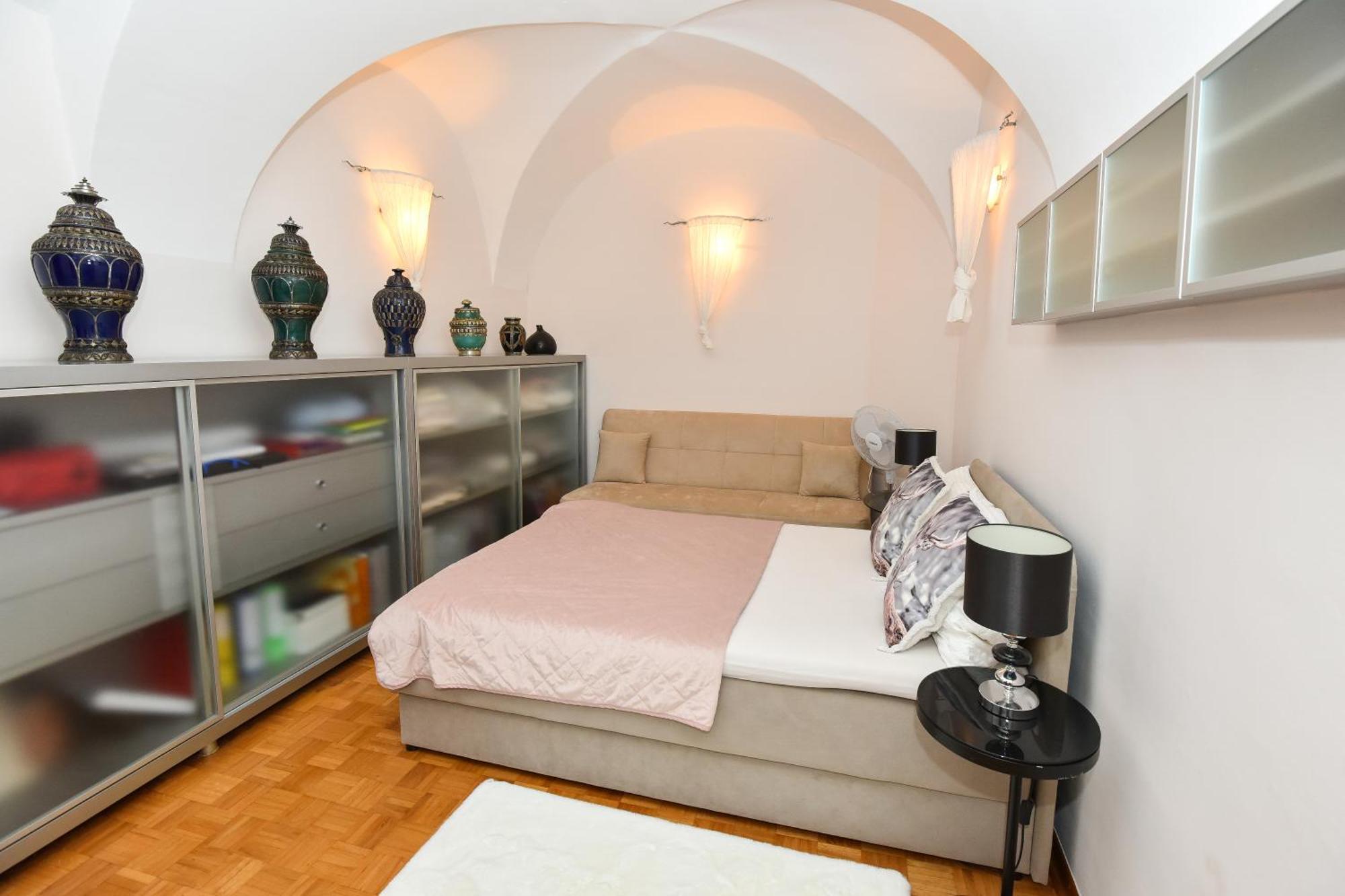 Neoclassical Luxury Apartment Любляна Екстер'єр фото