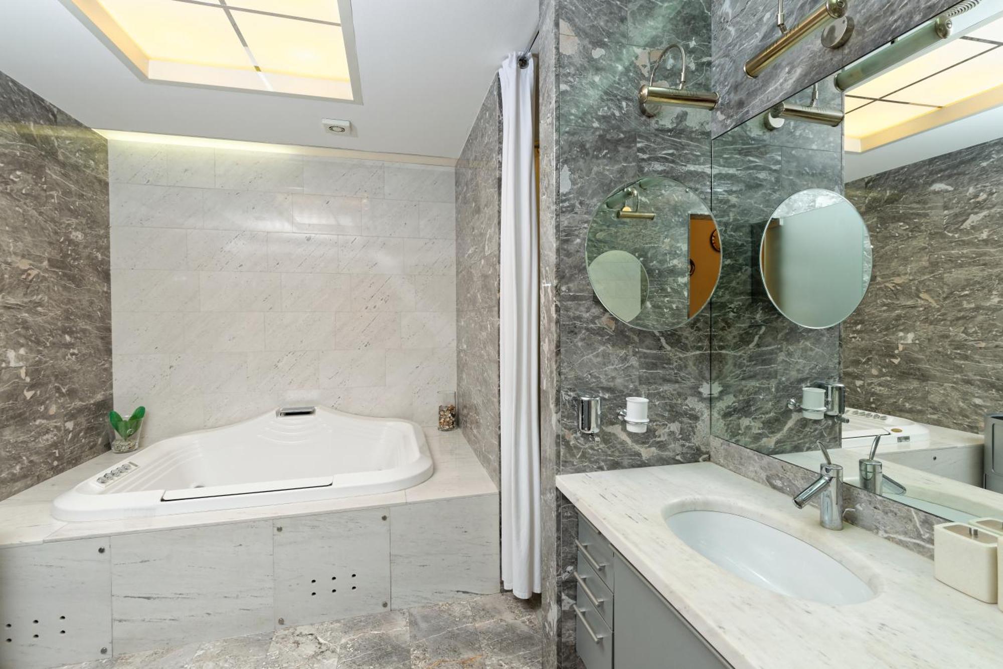 Neoclassical Luxury Apartment Любляна Екстер'єр фото