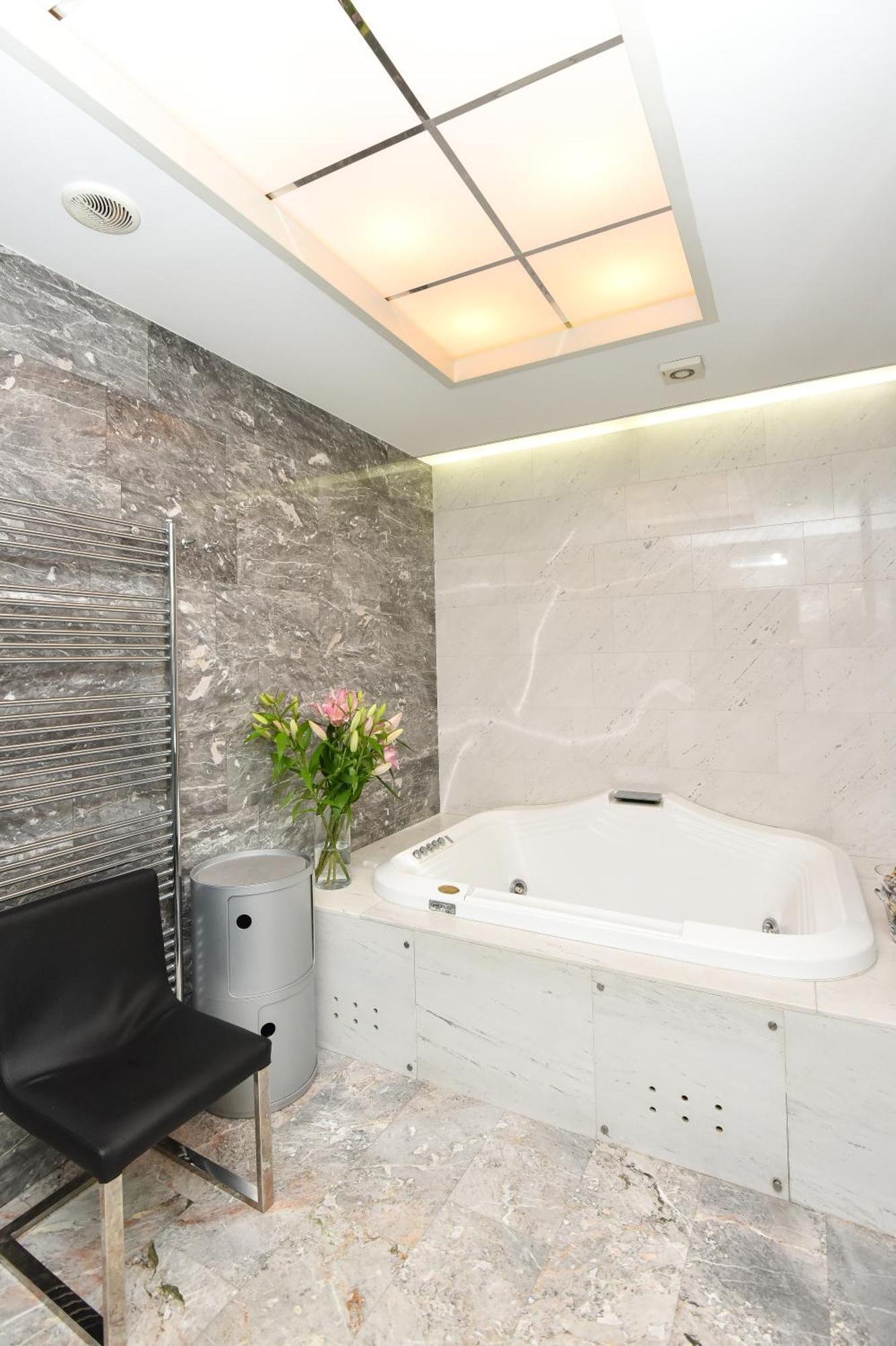 Neoclassical Luxury Apartment Любляна Екстер'єр фото