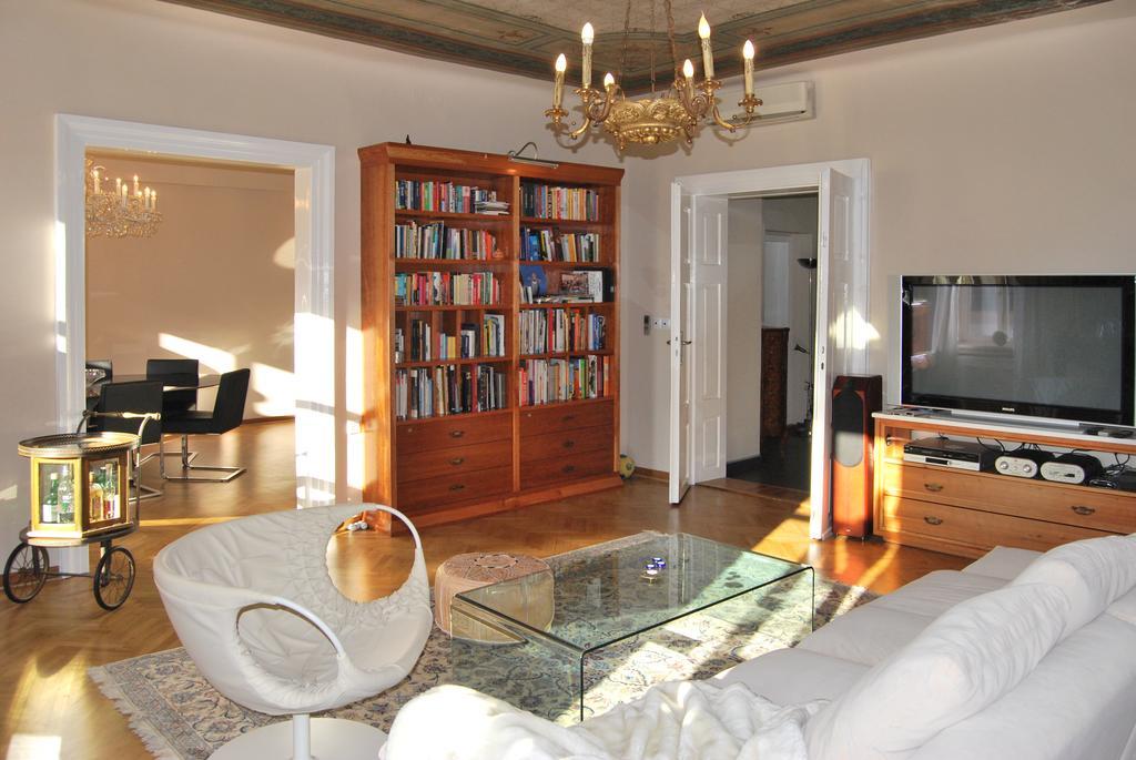 Neoclassical Luxury Apartment Любляна Екстер'єр фото